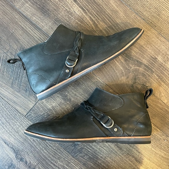 OluKai Shoes - OluKai Ho'olu Low Leather Black Booties Size 10